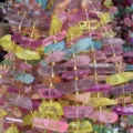 Primo piano dettagliato di fili di perle in pietra grezza di cristallo irregolare colorato. - Colori Misti (B)