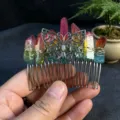 Peigne à cheveux en cristal naturel fait main avec papillon argenté accessoire élégant vue détaillée - Rose Jaune Vert Tricolore Avec Papillon