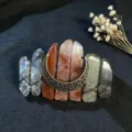 Primo piano dettaglio del fermaglio per capelli con cristalli lunari vintage e pietre. - Ematite Rossa + Luna Bronzo Antico