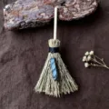 Vista dettagliata del mini ciondolo scopa di strega Wicca con pietra di cristallo e decorazione. - Scopa Con Labradorite
