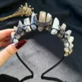 Diadema de corona de cristal natural con alambre negro y luna, ideal para festivales y estilo gótico. - Ágata Gris Y Luna Negra