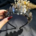 Diadema de corona de cristal negro con cuarzos en bruto y dijes de luna y estrella detalle. - Cuarzo Ahumado Y Luna Negra