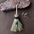 Vista dettagliata del mini ornamento sospeso per auto con scopa da strega Wicca e ciondolo. - Scopa + Prehnite