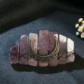 Dettaglio fermaglio capelli cristallo con pietra viola e motivo luna in bronzo antico. - Quarzo Fragola + Luna Bronzo Antico