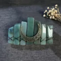 Primo piano dettagliato della forcina in cristallo verde con ciondolo a luna in bronzo e molla. - Aventurina Verde + Luna Bronzo Antico