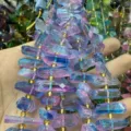 Primo piano di perle di cristallo fluorite colorata con distanziatori dorati per gioielli. - Colore Fantasia (R)