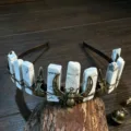 Detailansicht des gotischen Kristallkronen-Haarreifs mit Rabenschädel und Biene, Vintage-Haarschmuck. - Weißer Türkis (Antiker Krähenkopf + Biene)