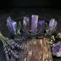 Gotischer Kristallkronen-Haarreif mit natuerlichen Amethystsaeulen und Totenkopf-Dekor. - Amethyst + Antik Bronze Krähe + Mond