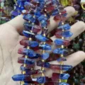 Vista dettagliata di perle di cristallo lunghe e irregolari in fluorite per gioielli fai da te. - Sfumato Blu Rosso (K)