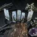 Gotisches Kristall Krone Haarreif mit Mond und Totenkopf Details für Frauen Foto. - Beschichteter Rosa Quarz + Antik Bronze Krähe + Mond
