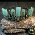 Natürlicher Kristall Kronen Haarreif Gothic Rabenschädel Biene Haaraccessoires Vintage. - Grüner Aventurin (Antiker Krähenkopf + Biene)