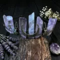 Detailaufnahme des gotischen Kristallkronen-Haarreifs mit lila Quarzkristallen und Mondsichel-Design. - Heller Amethyst + Antik Bronze Krähe + Mond