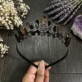Detalle de corona de cristal natural con cuarzo negro y accesorios de luna plateados. - Triple Luna Negra (Diadema Luna Negra) / Marrón