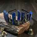 Gotischer natürlicher Kristall Lapis Lazuli Tiara Haarreif mit Rabenschädel und Biene Details Damen - Lapislazuli (Antiker Krähenkopf + Biene)