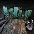 Nahaufnahme der gotischen grüne Kristall Krone Haarreif mit Mond und Totenkopf Accessoires. - Grüner Aventurin + Antik Bronze Krähe + Mond