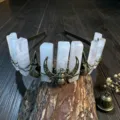Detailansicht des handgefertigten Kristall Quarz Kronen Haarreifs mit gotischem Rabenschädel. - Rosenquarz (Antiker Krähenkopf + Biene)