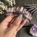 Diadema de corona de cristal rosa hecha a mano con motivo de luna negra para look gótico. - Alambre Negro Triple Luna (Diadema Luna Negra) / Rosa