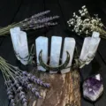 Gotische Kristall Diadem Nahaufnahme mit rohen Quarz Sicheln und Rabenschädel Accessoires. - Rosa Kristall + Antik Bronze Krähe + Mond