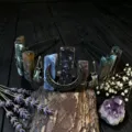 Detailansicht des natürlichen Kristall-Kronen-Haarreifs mit gotischem Mond und Rabenschädel. - Indischer Achat + Antik Bronze Krähe + Mond
