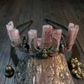 Natürlicher Kristall Kronen Haarreif mit rosa Quarz und Vintage Gothic Stil Damen Haarschmuck. - Erdbeerquarz (Antiker Krähenkopf + Biene)
