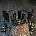 Gothic schwarzer Kristall Krone Haarreif Detail, mit Bronzebiene und Rabenschädel Charms. - Obsidian (Antiker Krähenkopf + Biene)