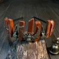 Detailaufnahme des gotischen Kristalldiadems mit roten Steinpfeilern und Metallbiene. - Roter Jaspis (Antiker Krähenkopf + Biene)