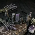 Gotischer Kristall Kronen Haarreif mit Mond und Raben Totenkopf für Damen Fotografie Accessoire. - Rhodochrosit + Antik Bronze Krähe + Mond