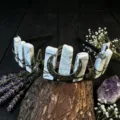 Kristall Krone Haarreif gotisch Mond Rabe Schädel Kopfschmuck weisser Stein Haarschmuck - Weißer Howlith + Antik Bronze Krähe + Mond