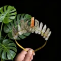 Kristall-Tiara Detail zeigt rohe Kristallsäulen und golddrahtumwickeltes Monddesign. - Roter Blumenjaspis