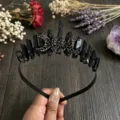 Primer plano detallado de diadema con corona de luna de cristal negro estilo gótico. - Alambre Negro Triple Luna (Diadema Luna Negra) / Negro