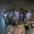 Gotisches Kristall Diadem Stirnband mit lila Steinpfeilern, Totenkopf und Biene für Damen. - Amethyst (Antiker Krähenkopf + Biene)