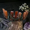 Nahaufnahme Detail des gotischen Kristallkronen-Haarbandes mit orangen Steinen und Totenkopf. - Roter Achat + Antik Bronze Krähe + Mond