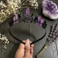 Detalle de diadema de cristal natural con corona de luna negra y piedras amatistas. - Alambre Negro Triple Luna (Diadema Luna Negra) / Púrpura Y Negro