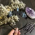 Diadema de corona de cristal negro gótico tiara de luna vista de detalle estilo chic - Alambre Negro Triple Luna / Gris Azulado