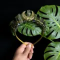 Detailaufnahme eines Naturkristall Kronen Haarreifs mit goldenem Hohlmond Element. - Labradorit
