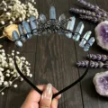 Diadema de cristal natural con piedras de cuarzo azul y corona de luna negra para mujeres - Alambre Negro Triple Luna (Diadema Luna Negra) / Gris Azulado