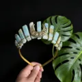 Natürlicher Kristall Kronen Haarreif mit großen hohlen goldenen Mond Accessoires für Frauen. - Amazonit