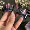 Detalle de la diadema de luna de cristal con cuarzo gotico y lunas de metal para mujeres. - Alambre Negro Triple Luna (Diadema Luna Negra) / Rojo Azul y Negro