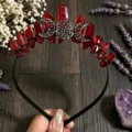 Diadema con corona de cristal negro con cuarzo rojo y luna plateada para mujeres. - Alambre Negro Triple Luna / Rojo