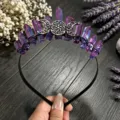 Detalle de cerca de la diadema de cuarzo cristal violeta con dijes de corona de luna. - Alambre Negro Triple Luna (Diadema Luna Negra) / Color Gelatina