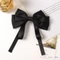 Elegante schwarze Schleifen Haarklammer mit langen Bändern, schickes Satin Haaraccessoire. - Schwarz