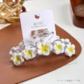 Transparente Acryl Haarklammer mit weissen gelben Blueten, elegantes Haaraccessoire 10.5cm - Weiße Frangipani Haarklammer