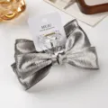 Grauer Satin Schleifen Haarklammer, doppellagiges Stoff Haaraccessoire, elegante Haarklammer 13cm - Grau