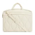 Nahaufnahme einer gepolsterten gesteppten Laptoptasche in Creme mit Griffen und Schultergurt. - 15,75 x 1,4 x 13 Zoll / Elfenbein