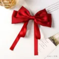 Rote Satin Schleife Haarklammer mit langen Bändern elegantes Haaraccessoire für Damen. - Rot