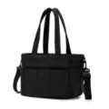Vue détaillée du sac isotherme matelassé noir avec tissu doux et bandoulière réglable. - 37 x 14 x 22 cm / Noir