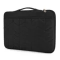 Nahaufnahme einer schwarzen gesteppten Laptoptasche mit praktischem Griff und Reißverschluss. - Schwarz