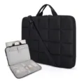 Vue détaillée du sac pour ordinateur matelassé noir avec bandoulière et poches intérieures. - Noir