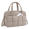 Vue détaillée du sac de voyage matelassé beige avec poignées et poche frontale pratique. - Chameau