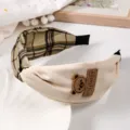 Süßes beiges Karo-Haarband mit süßem Bären-Patch und Knoten-Design für Damen im Alltag - Kreuz / Beige